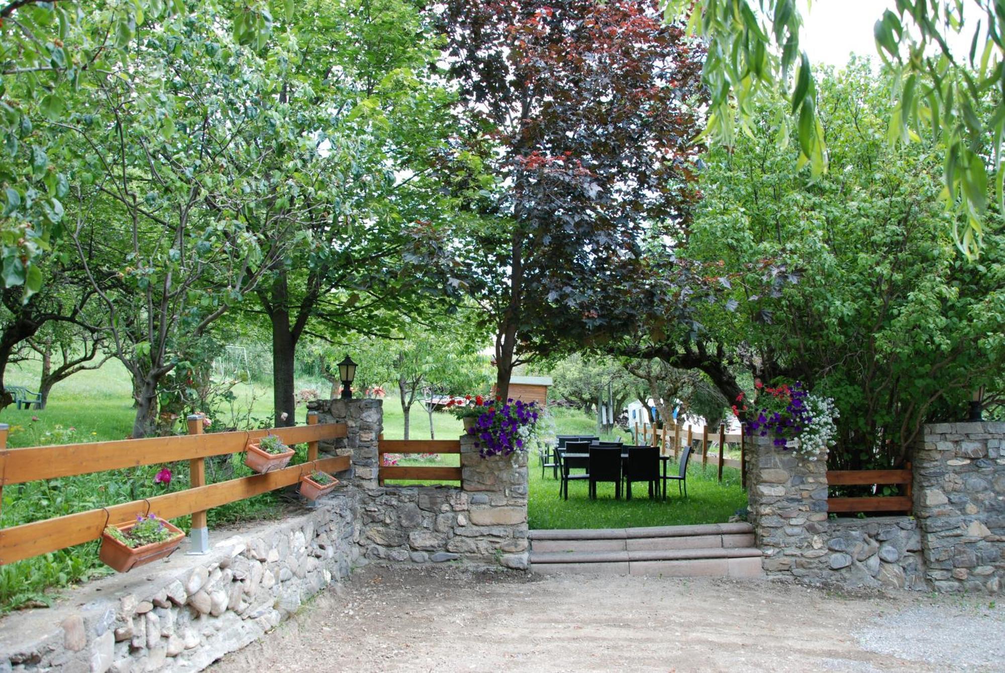 Hotel & Restaurant Le Chalvet Embrun Exteriör bild